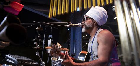  Carlinhos Brown: การแสดงสุดพิเศษในกรุงเทพฯ ที่จะทำให้คุณลุกขึ้นเต้น!